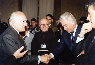 Padre Berardo Rossi, direttore dell'Antoniano, con una delegazione di partecipanti alla 40^ edizione dello "Zecchino d'oro"