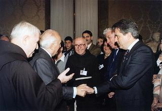Padre Berardo Rossi, direttore dell'Antoniano, con una delegazione di partecipanti alla 40^ edizione dello "Zecchino d'oro"
