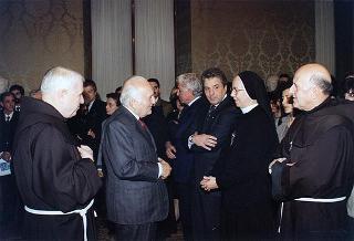 Padre Berardo Rossi, direttore dell'Antoniano, con una delegazione di partecipanti alla 40^ edizione dello "Zecchino d'oro"