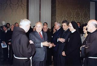 Padre Berardo Rossi, direttore dell'Antoniano, con una delegazione di partecipanti alla 40^ edizione dello "Zecchino d'oro"