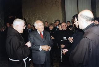 Padre Berardo Rossi, direttore dell'Antoniano, con una delegazione di partecipanti alla 40^ edizione dello "Zecchino d'oro"