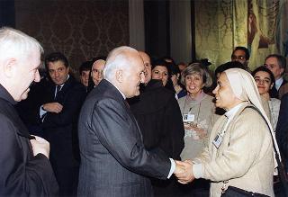Padre Berardo Rossi, direttore dell'Antoniano, con una delegazione di partecipanti alla 40^ edizione dello "Zecchino d'oro"