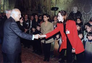 Padre Berardo Rossi, direttore dell'Antoniano, con una delegazione di partecipanti alla 40^ edizione dello "Zecchino d'oro"