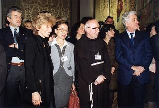 Padre Berardo Rossi, direttore dell'Antoniano, con una delegazione di partecipanti alla 40^ edizione dello "Zecchino d'oro"
