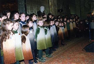 Padre Berardo Rossi, direttore dell'Antoniano, con una delegazione di partecipanti alla 40^ edizione dello "Zecchino d'oro"