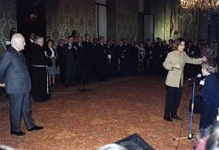 Padre Berardo Rossi, direttore dell'Antoniano, con una delegazione di partecipanti alla 40^ edizione dello "Zecchino d'oro"