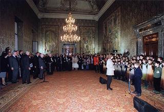 Padre Berardo Rossi, direttore dell'Antoniano, con una delegazione di partecipanti alla 40^ edizione dello "Zecchino d'oro"