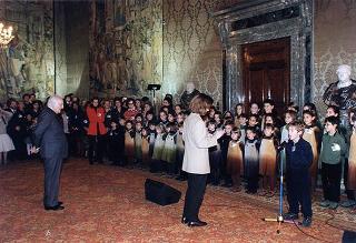 Padre Berardo Rossi, direttore dell'Antoniano, con una delegazione di partecipanti alla 40^ edizione dello "Zecchino d'oro"