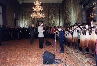 Padre Berardo Rossi, direttore dell'Antoniano, con una delegazione di partecipanti alla 40^ edizione dello "Zecchino d'oro"