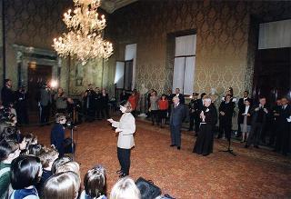 Padre Berardo Rossi, direttore dell'Antoniano, con una delegazione di partecipanti alla 40^ edizione dello "Zecchino d'oro"