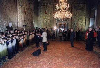 Padre Berardo Rossi, direttore dell'Antoniano, con una delegazione di partecipanti alla 40^ edizione dello "Zecchino d'oro"