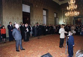 Padre Berardo Rossi, direttore dell'Antoniano, con una delegazione di partecipanti alla 40^ edizione dello "Zecchino d'oro"