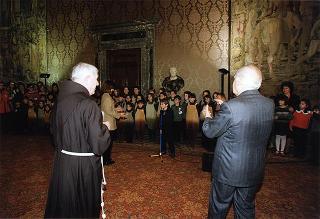 Padre Berardo Rossi, direttore dell'Antoniano, con una delegazione di partecipanti alla 40^ edizione dello "Zecchino d'oro"