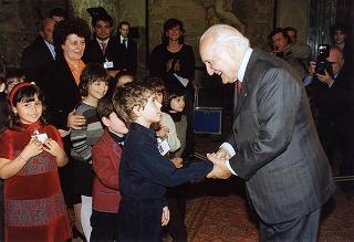 Padre Berardo Rossi, direttore dell'Antoniano, con una delegazione di partecipanti alla 40^ edizione dello "Zecchino d'oro"