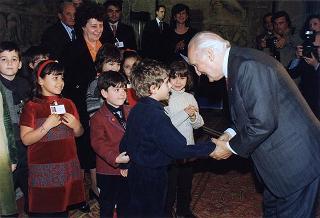 Padre Berardo Rossi, direttore dell'Antoniano, con una delegazione di partecipanti alla 40^ edizione dello "Zecchino d'oro"