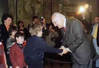 Padre Berardo Rossi, direttore dell'Antoniano, con una delegazione di partecipanti alla 40^ edizione dello "Zecchino d'oro"