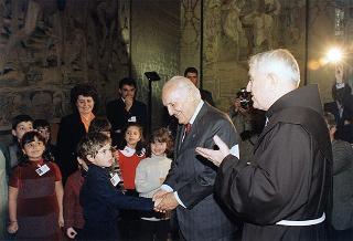 Padre Berardo Rossi, direttore dell'Antoniano, con una delegazione di partecipanti alla 40^ edizione dello "Zecchino d'oro"