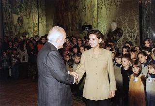 Padre Berardo Rossi, direttore dell'Antoniano, con una delegazione di partecipanti alla 40^ edizione dello "Zecchino d'oro"