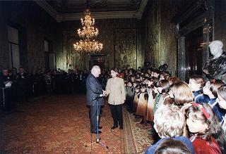 Padre Berardo Rossi, direttore dell'Antoniano, con una delegazione di partecipanti alla 40^ edizione dello "Zecchino d'oro"