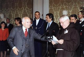 Padre Berardo Rossi, direttore dell'Antoniano, con una delegazione di partecipanti alla 40^ edizione dello "Zecchino d'oro"