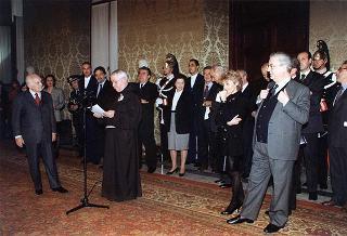 Padre Berardo Rossi, direttore dell'Antoniano, con una delegazione di partecipanti alla 40^ edizione dello "Zecchino d'oro"