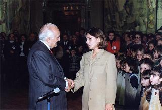 Padre Berardo Rossi, direttore dell'Antoniano, con una delegazione di partecipanti alla 40^ edizione dello "Zecchino d'oro"