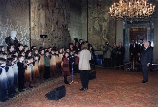 Padre Berardo Rossi, direttore dell'Antoniano, con una delegazione di partecipanti alla 40^ edizione dello "Zecchino d'oro"