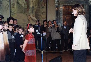 Padre Berardo Rossi, direttore dell'Antoniano, con una delegazione di partecipanti alla 40^ edizione dello "Zecchino d'oro"