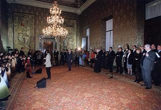 Padre Berardo Rossi, direttore dell'Antoniano, con una delegazione di partecipanti alla 40^ edizione dello "Zecchino d'oro"