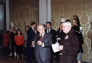 Padre Berardo Rossi, direttore dell'Antoniano, con una delegazione di partecipanti alla 40^ edizione dello "Zecchino d'oro"