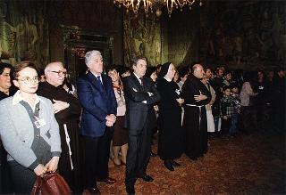 Padre Berardo Rossi, direttore dell'Antoniano, con una delegazione di partecipanti alla 40^ edizione dello "Zecchino d'oro"