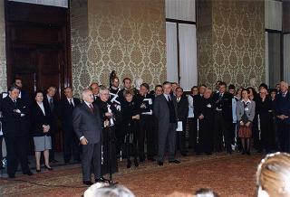 Padre Berardo Rossi, direttore dell'Antoniano, con una delegazione di partecipanti alla 40^ edizione dello "Zecchino d'oro"