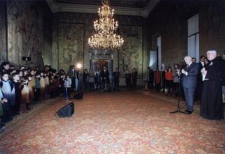 Padre Berardo Rossi, direttore dell'Antoniano, con una delegazione di partecipanti alla 40^ edizione dello "Zecchino d'oro"