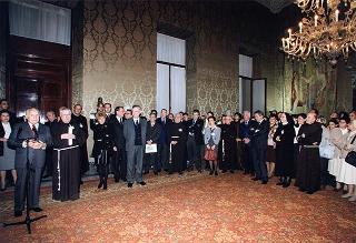 Padre Berardo Rossi, direttore dell'Antoniano, con una delegazione di partecipanti alla 40^ edizione dello "Zecchino d'oro"