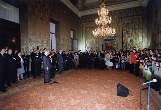 Padre Berardo Rossi, direttore dell'Antoniano, con una delegazione di partecipanti alla 40^ edizione dello "Zecchino d'oro"