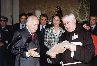 Padre Berardo Rossi, direttore dell'Antoniano, con una delegazione di partecipanti alla 40^ edizione dello "Zecchino d'oro"