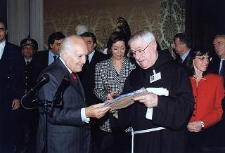 Padre Berardo Rossi, direttore dell'Antoniano, con una delegazione di partecipanti alla 40^ edizione dello "Zecchino d'oro"