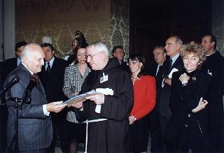 Padre Berardo Rossi, direttore dell'Antoniano, con una delegazione di partecipanti alla 40^ edizione dello "Zecchino d'oro"