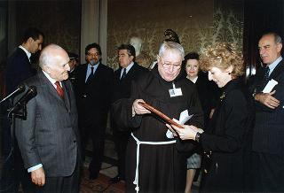 Padre Berardo Rossi, direttore dell'Antoniano, con una delegazione di partecipanti alla 40^ edizione dello "Zecchino d'oro"