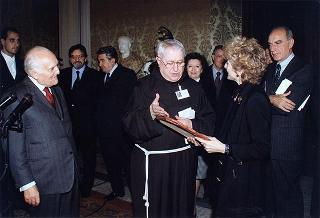 Padre Berardo Rossi, direttore dell'Antoniano, con una delegazione di partecipanti alla 40^ edizione dello "Zecchino d'oro"