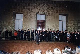 Padre Berardo Rossi, direttore dell'Antoniano, con una delegazione di partecipanti alla 40^ edizione dello "Zecchino d'oro"