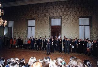 Padre Berardo Rossi, direttore dell'Antoniano, con una delegazione di partecipanti alla 40^ edizione dello "Zecchino d'oro"