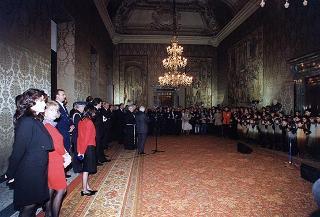 Padre Berardo Rossi, direttore dell'Antoniano, con una delegazione di partecipanti alla 40^ edizione dello "Zecchino d'oro"