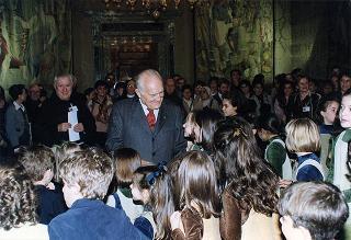 Padre Berardo Rossi, direttore dell'Antoniano, con una delegazione di partecipanti alla 40^ edizione dello "Zecchino d'oro"