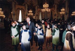 Padre Berardo Rossi, direttore dell'Antoniano, con una delegazione di partecipanti alla 40^ edizione dello "Zecchino d'oro"