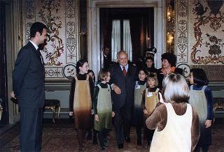 Padre Berardo Rossi, direttore dell'Antoniano, con una delegazione di partecipanti alla 40^ edizione dello "Zecchino d'oro"