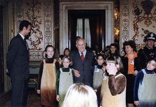 Padre Berardo Rossi, direttore dell'Antoniano, con una delegazione di partecipanti alla 40^ edizione dello "Zecchino d'oro"