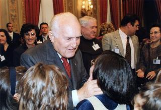 Padre Berardo Rossi, direttore dell'Antoniano, con una delegazione di partecipanti alla 40^ edizione dello "Zecchino d'oro"