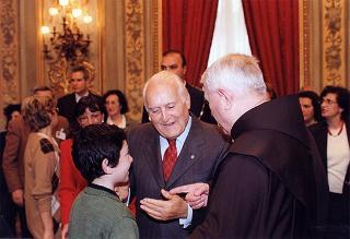 Padre Berardo Rossi, direttore dell'Antoniano, con una delegazione di partecipanti alla 40^ edizione dello "Zecchino d'oro"