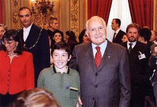Padre Berardo Rossi, direttore dell'Antoniano, con una delegazione di partecipanti alla 40^ edizione dello "Zecchino d'oro"
